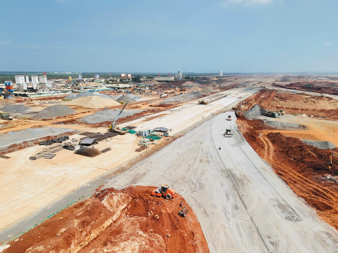 Khu vực đường cất hạ c&aacute;nh thứ hai v&agrave; s&acirc;n đỗ t&agrave;u bay đang được đẩy nhanh thi c&ocirc;ng.