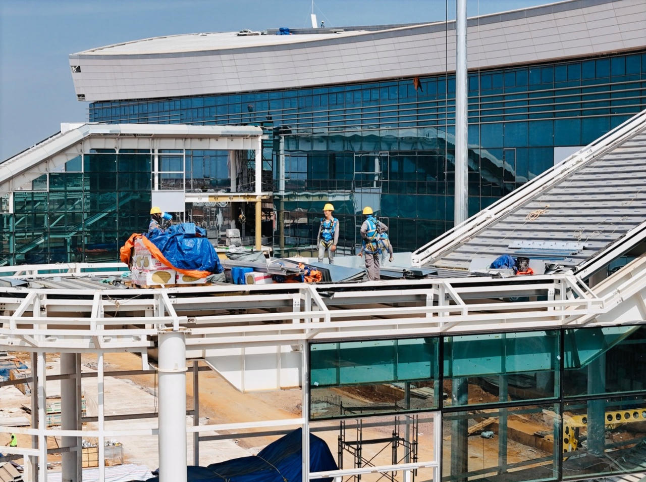 Đầu năm mới, h&agrave;ng chục ngh&igrave;n kỹ sư, c&ocirc;ng nh&acirc;n tại c&ocirc;ng trường Long Th&agrave;nh vẫn l&agrave;m việc ba ca, giữ tiến độ dự &aacute;n.