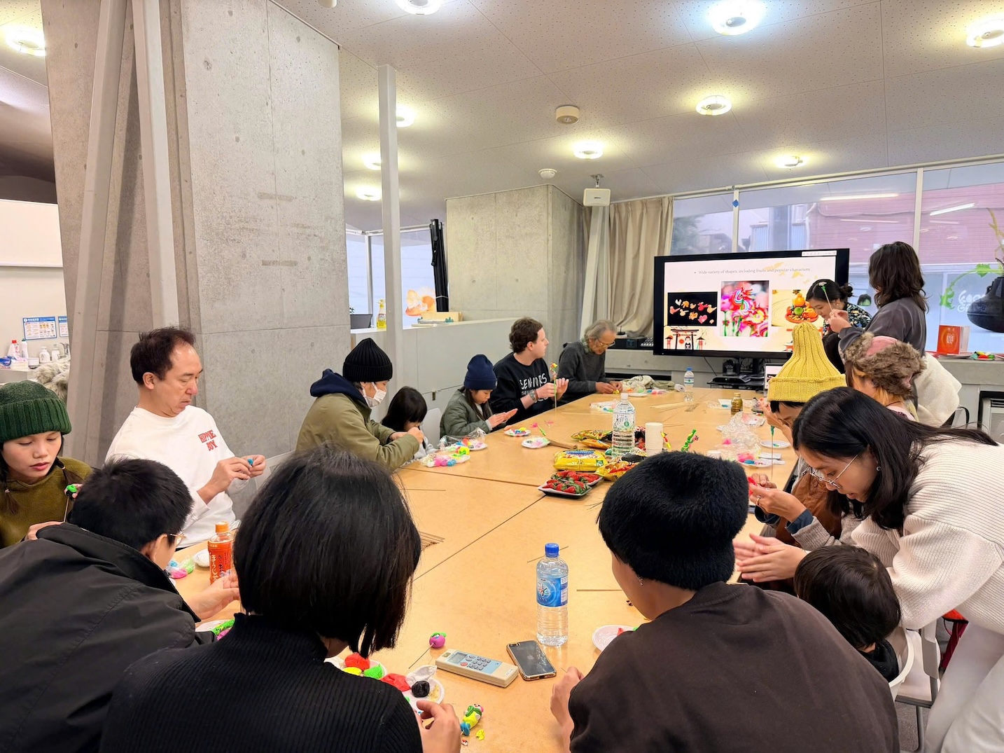 Người d&acirc;n địa phương v&agrave; du kh&aacute;ch tham gia workshop &ldquo;T&ograve; he&rdquo;, trải nghiệm nghệ thuật T&ograve; he Việt Nam từ l&agrave;ng nghề Xu&acirc;n La - lan tỏa gi&aacute; trị bản địa tới cộng đồng quốc tế. &nbsp;