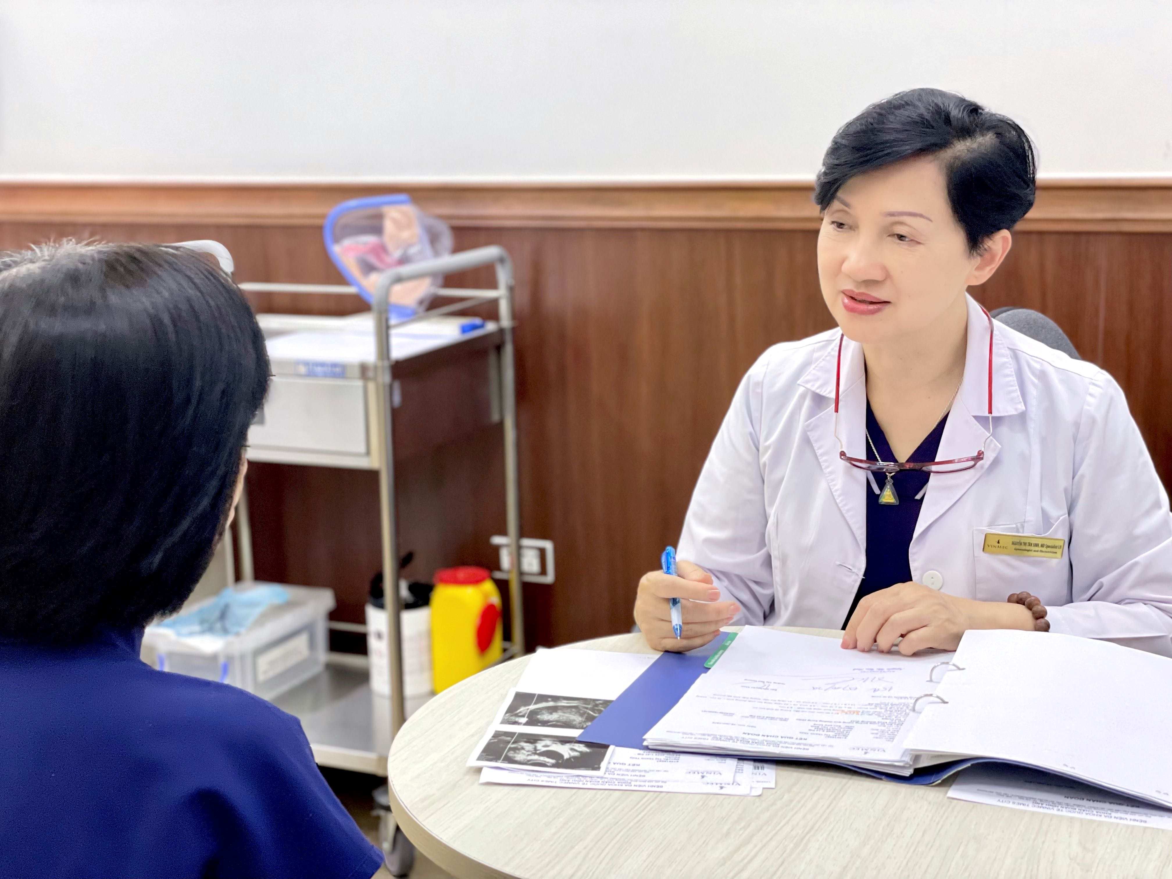 Với b&aacute;c sĩ Nguyễn Thị T&acirc;n Sinh, mỗi quyết định cần c&oacute; t&igrave;nh y&ecirc;u thương, kiến thức v&agrave; tr&aacute;ch nhiệm. &nbsp;