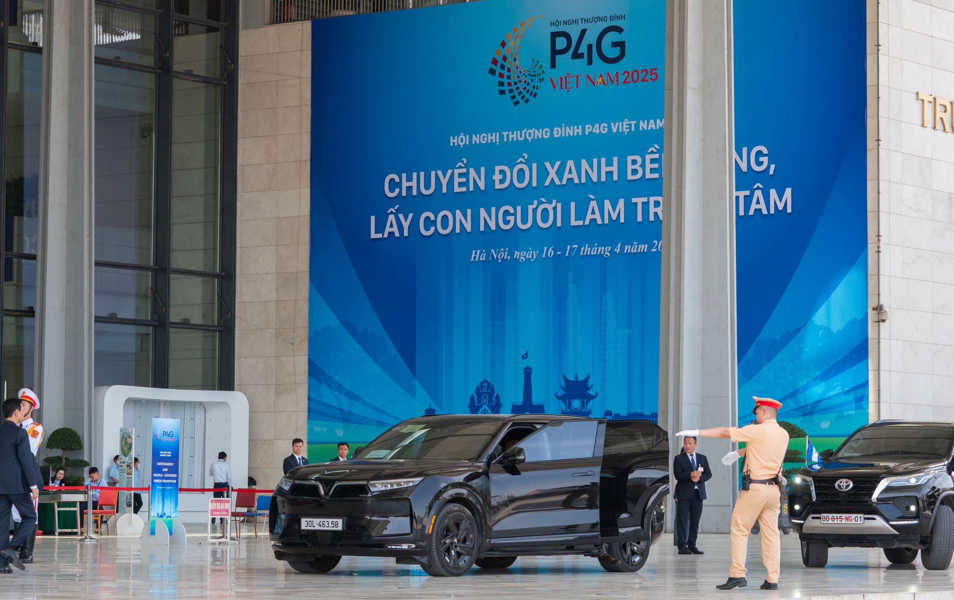 D&#224;n xe VinFast g&#226;y ấn tượng với đại biểu quốc tế tại Hội nghị Thượng đỉnh P4G - Ảnh 2