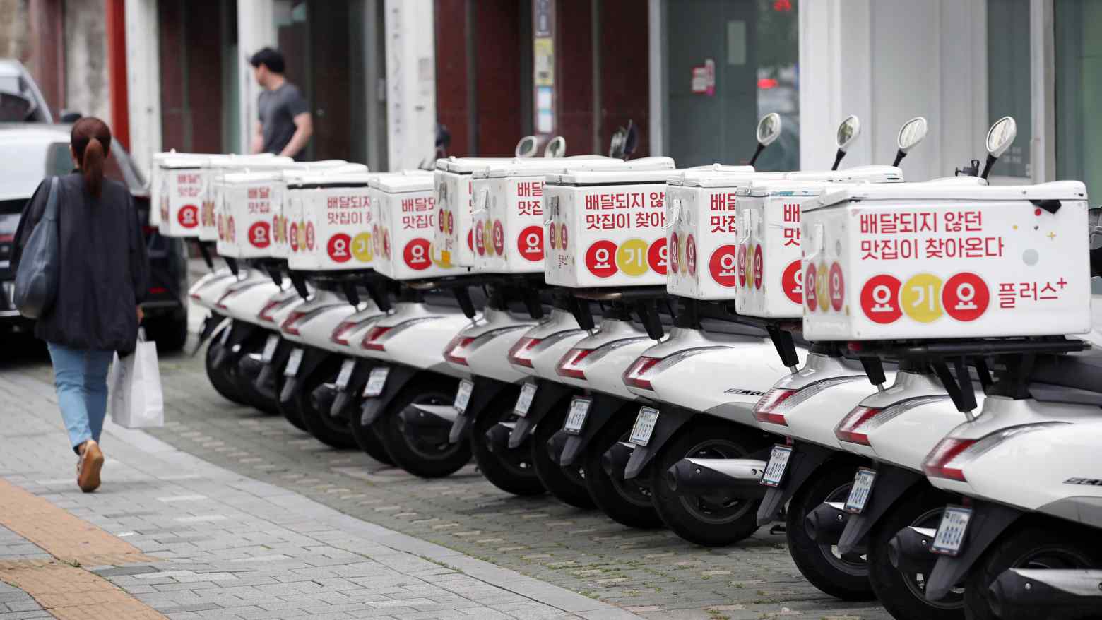Ban đầu, các dự án có thể tập trung vào các phương tiện thương mại như xe giao hàng, xe buýt, và cả xe máy giao hàng do chúng có quãng đường di chuyển lớn và đóng góp đáng kể vào ô nhiễm không khí đô thị. Ban đầu, các dự án có thể tập trung vào các phương tiện thương mại như xe giao hàng, xe buýt, và cả xe máy giao hàng do chúng có quãng đường di chuyển lớn và đóng góp đáng kể vào ô nhiễm không khí đô thị.