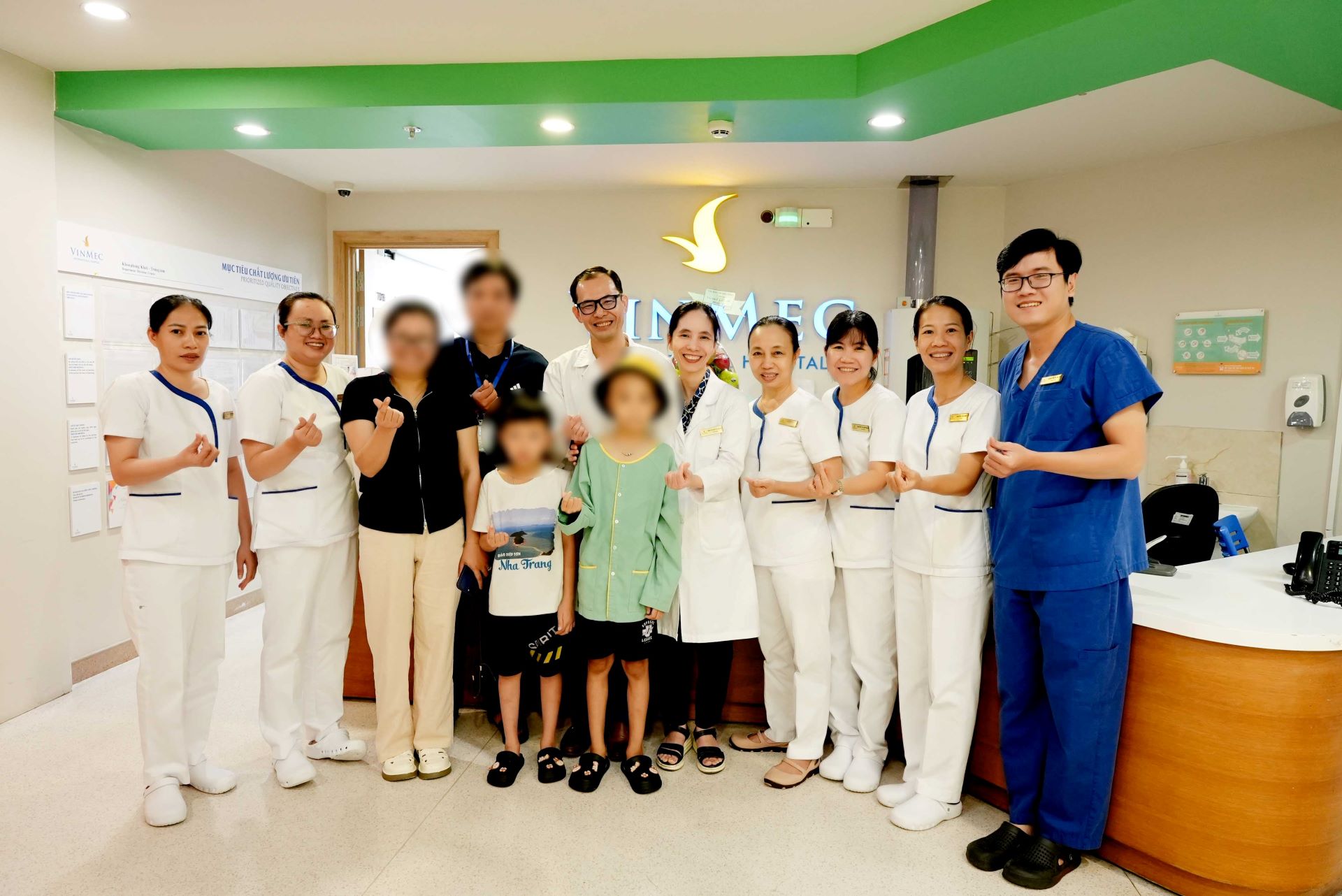 Bệnh nhi và các bác sĩ tại Bệnh viện Vinmec Central Park (TP.HCM) 