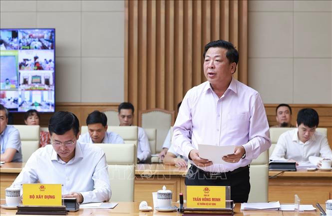 Bộ trưởng Bộ Xây dựng Trần Hồng Minh báo cáo kết quả và nhiệm vụ trọng tâm các dự án trọng điểm ngành giao thông vận tải. Ảnh: Dương Giang/TTXVN