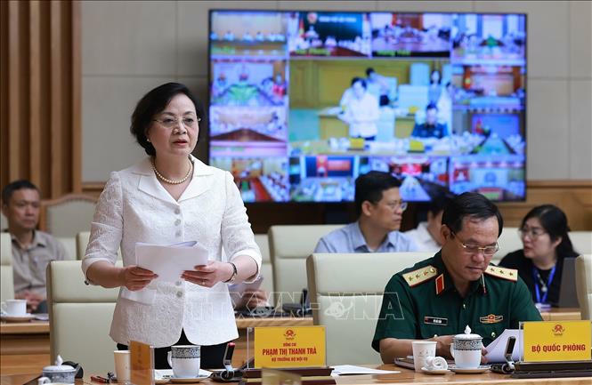 Bộ trưởng Bộ Nội vụ Phạm Thị Thanh Trà báo cáo đợt thi đua cao điểm “500 ngày đêm thi đua hoàn thành 3.000 km đường bộ cao tốc”. Ảnh: Dương Giang/TTXVN