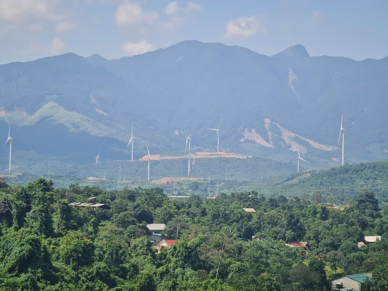 Những tuabin điện gió trên địa bàn Hướng Hóa, Quảng Trị - Ảnh: VGP/Nhật Anh Những tuabin điện gió trên địa bàn Hướng Hóa, Quảng Trị - Ảnh: VGP/Nhật Anh