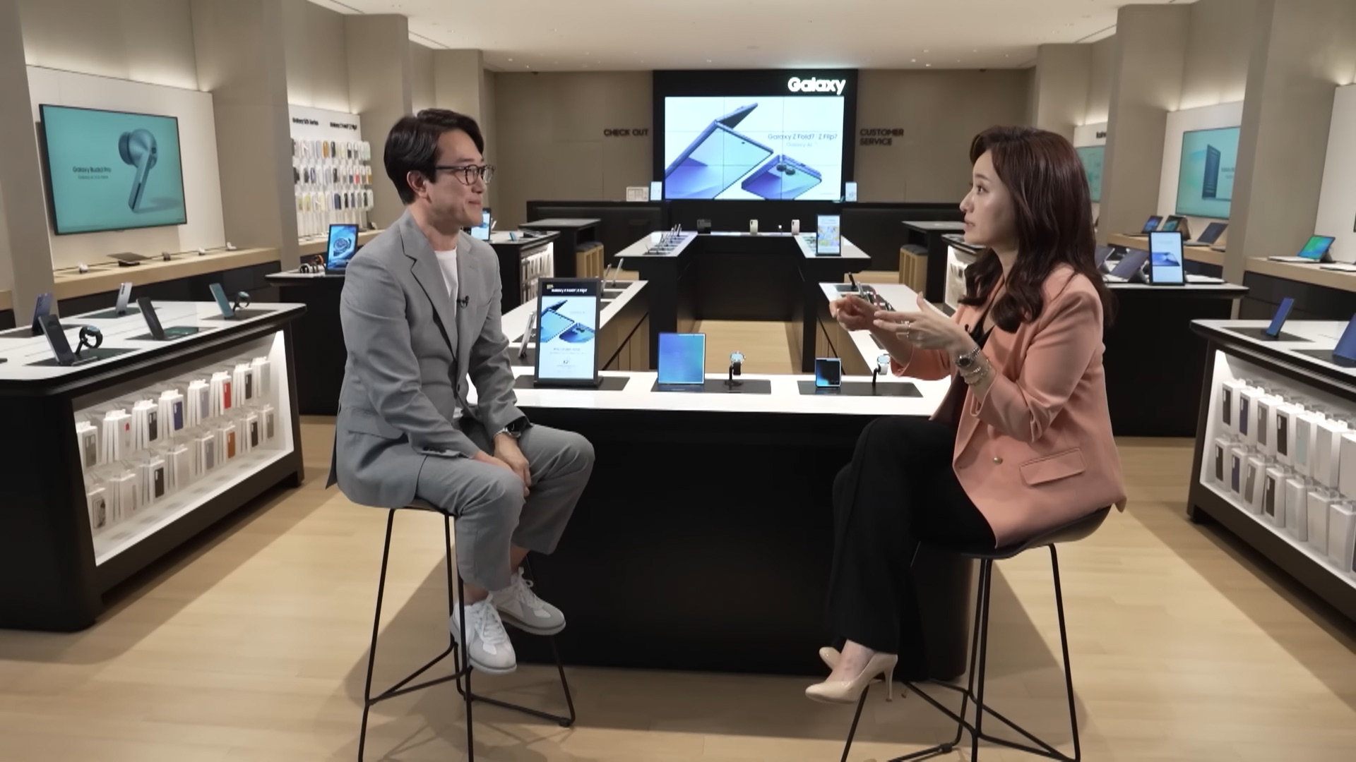 Ông Won-Joon Choi - Giám đốc điều hành mảng trải nghiệm di động của Samsung trong cuộc phỏng vấn với Bloomberg.