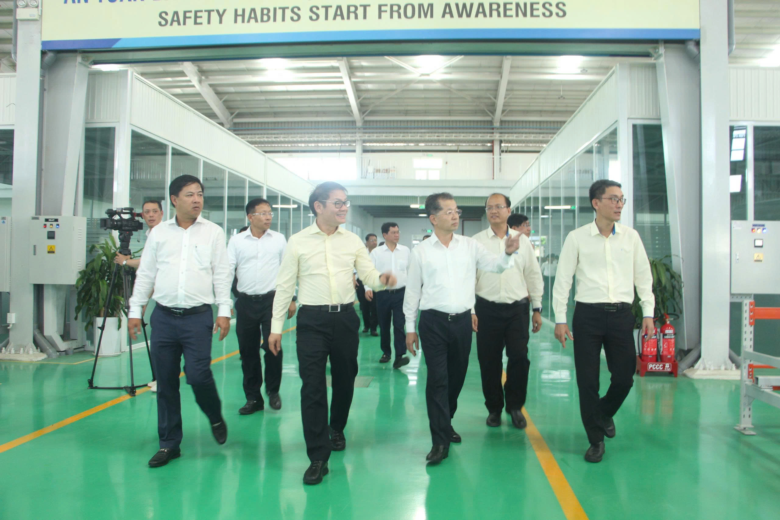 Lãnh đạo thành phố tham quan, khảo sát các nhà máy của THACO. Ảnh: Cổng TTĐT TP. Đà Nẵng