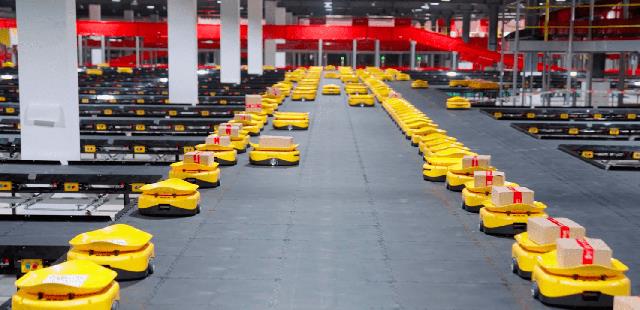 Robot tự hành chia chọn hàng hoá tại Tổ hợp công nghệ chia chọn thông minh của Viettel Post. Robot tự hành chia chọn hàng hoá tại Tổ hợp công nghệ chia chọn thông minh của Viettel Post.