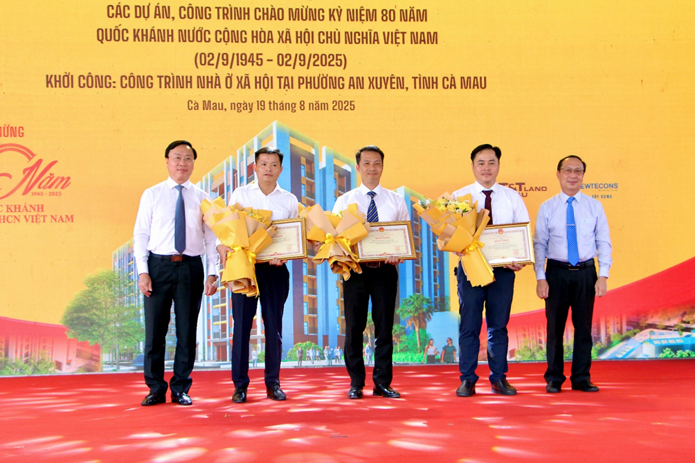 Lãnh đạo tỉnh Cà Mau trao Bằng khen cho các tập thể và cá nhân đã có đóng góp tích cực trong việc triển khai chương trình nhà ở xã hội tại địa phương Lãnh đạo tỉnh Cà Mau trao Bằng khen cho các tập thể và cá nhân đã có đóng góp tích cực trong việc triển khai chương trình nhà ở xã hội tại địa phương