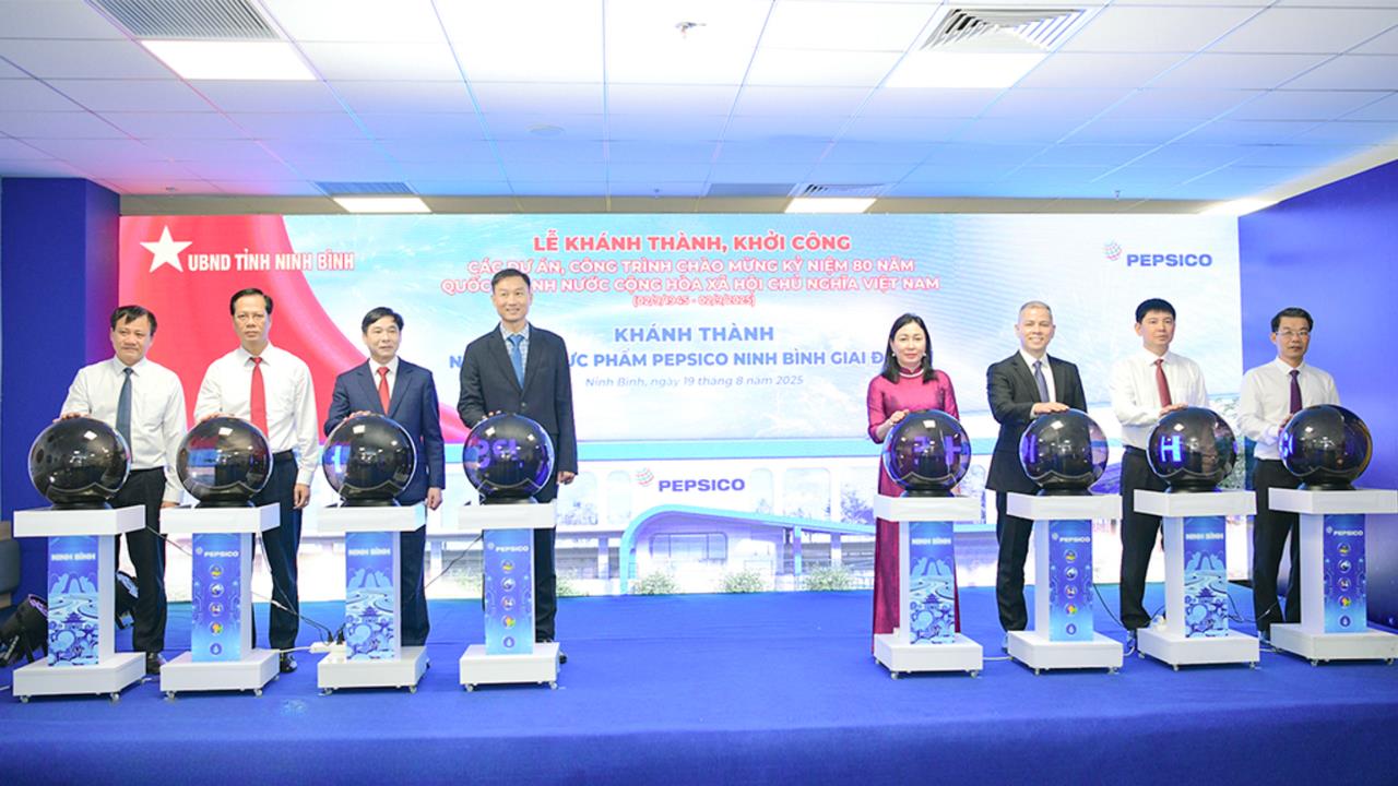 Các đại biểu bấm nút khánh thành Nhà máy thực phẩm Pepsico Ninh Bình giai đoạn 1