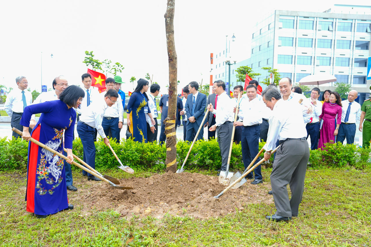 Phó Thủ tướng và các đại biểu trồng cây lưu niệm.