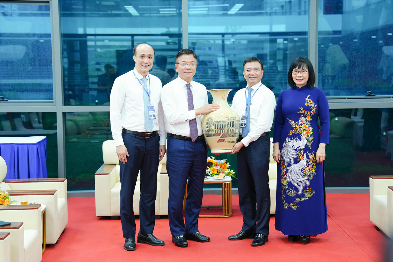 Phó Thủ tướng Lê Thành Long tặng quà chúc mừng Trường Đại học Luật Hà Nội cơ sở 2.