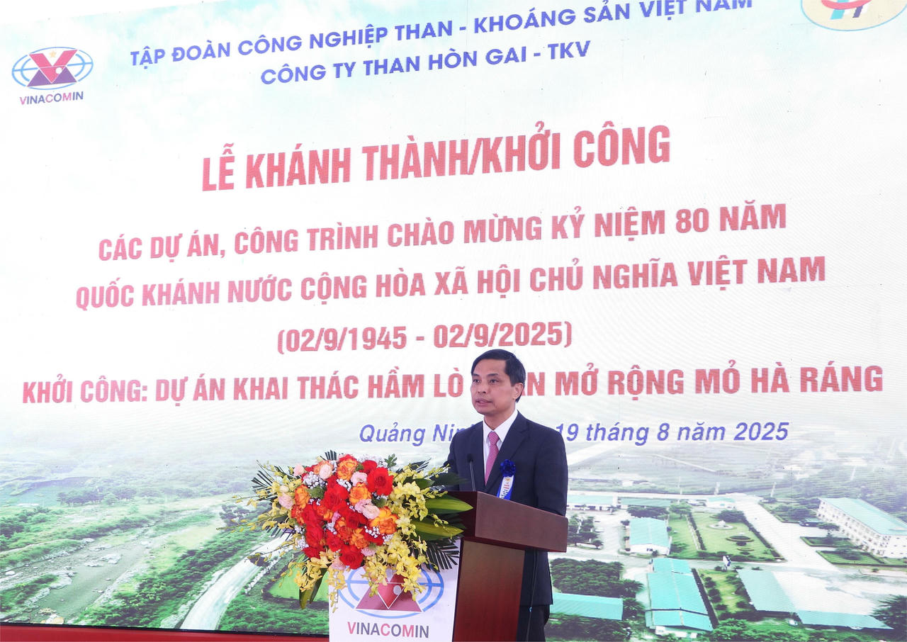 Phó Chủ tịch Thường trực UBND tỉnh Quảng Ninh Vũ Văn Diện phát biểu tại buổi Lễ