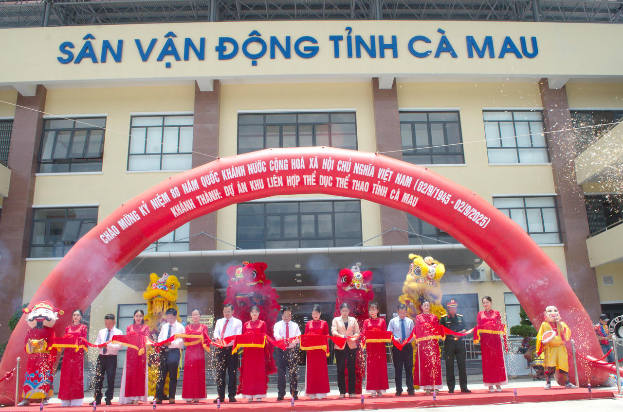 Các đại biểu thực hiện nghi thức cắt băng khánh thành Khu liên hợp thể dục – thể thao Cà Mau.