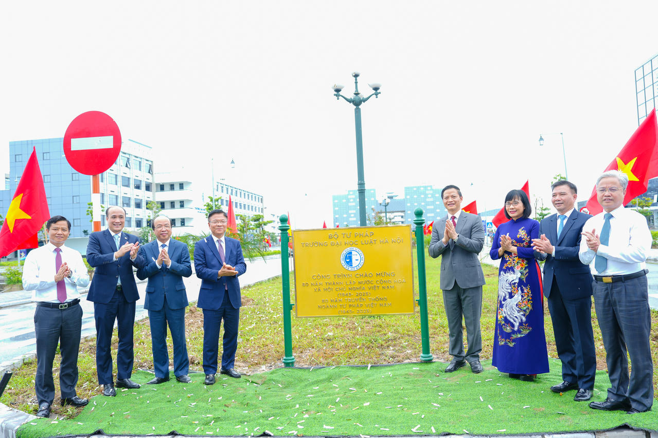 Phó Thủ tướng và các đại biểu gắn biển công trình Đại học Luật Hà Nội cơ sở 2.
