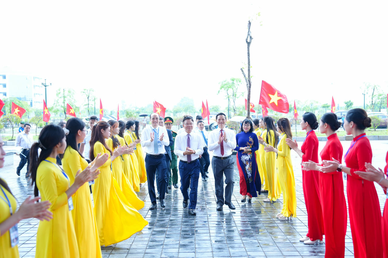 Phó Thủ tướng Chính phủ Lê Thành Long dự lễ gắn biển khánh thành cơ sở đào tạo Trường Đại học Luật Hà Nội tại tỉnh Bắc Ninh.
