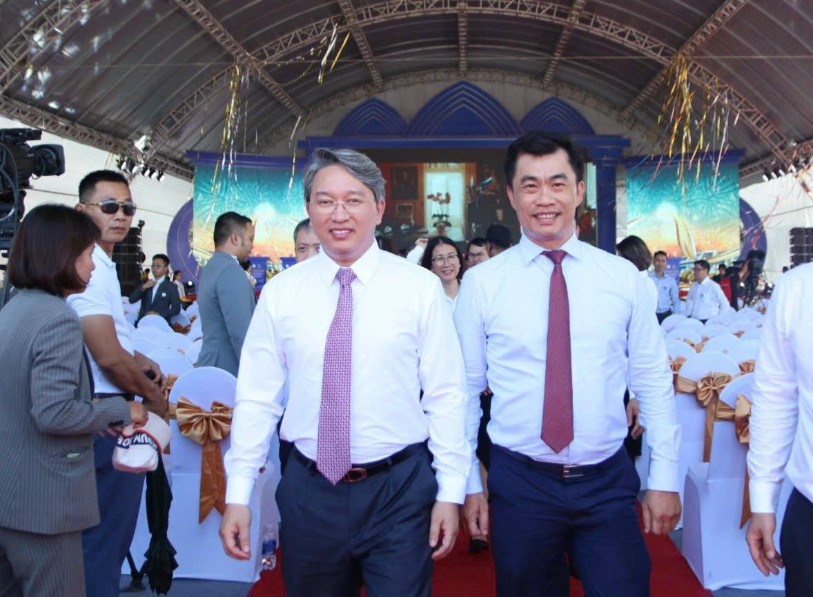 Bộ trưởng Bộ Tư pháp Nguyễn Hải Ninh (trái) dự khởi công dự án.