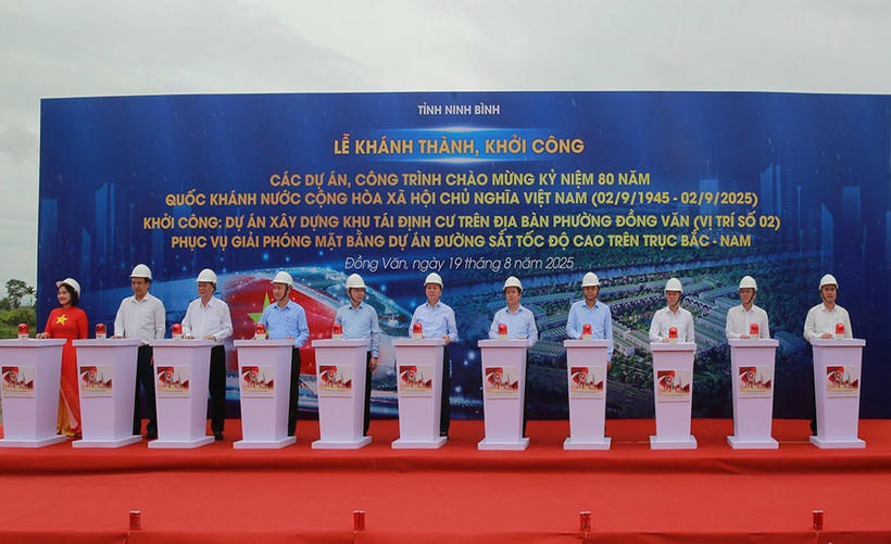 Phó Thủ tướng Trần Hồng Hà và các đại biểu thực hiện nghi thức khởi công Dự án Xây dựng khu tái định cư trên địa bàn phường Đồng Văn, tỉnh Ninh Bình