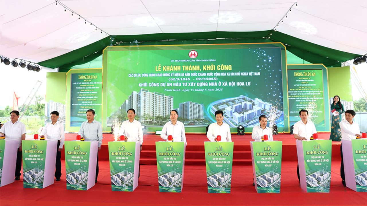 Các đại biểu bấm nút khởi công Dự án Đầu tư xây dựng Nhà ở xã hội Hoa Lư