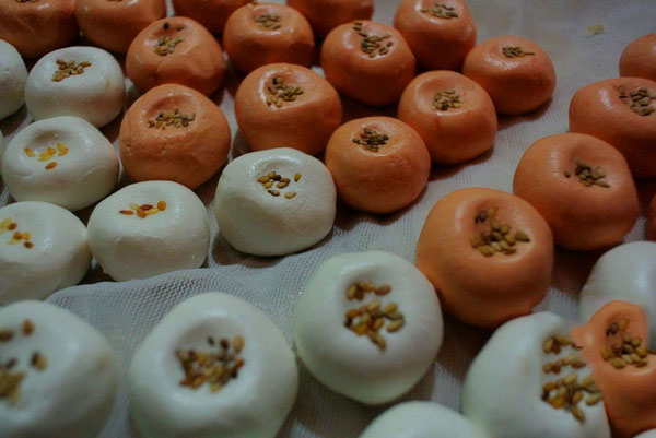 Nhân bánh được làm từ lạc (đậu phộng) và vừng rang Nhân bánh được làm từ lạc (đậu phộng) và vừng rang