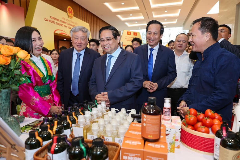 Thủ tướng Phạm Minh Chính, Phó Thủ tướng Thường trực Nguyễn Hòa Bình xem các sản phẩm OCOP trưng bày tại Hội nghị - Ảnh: VGP/Nhật Bắc Thủ tướng Phạm Minh Chính, Phó Thủ tướng Thường trực Nguyễn Hòa Bình xem các sản phẩm OCOP trưng bày tại Hội nghị - Ảnh: VGP/Nhật Bắc