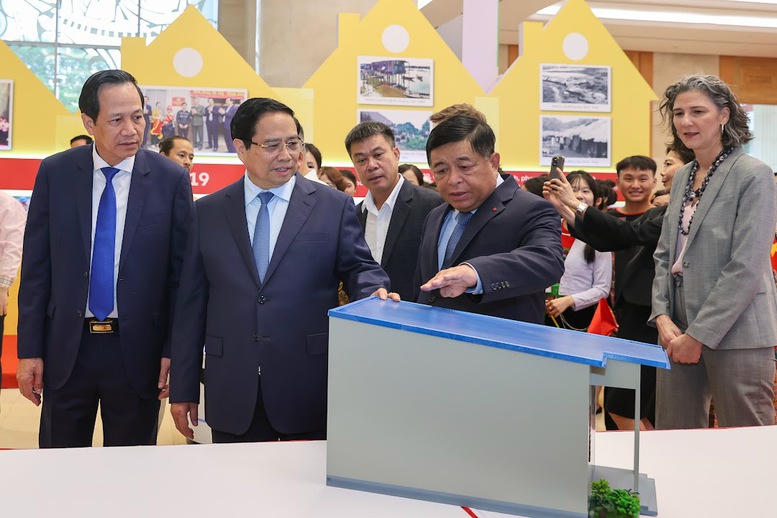 Thủ tướng Phạm Minh Chính tham quan mô hình thiết kế nhà tại các địa phương - Ảnh: VGP/Nhật Bắc Thủ tướng Phạm Minh Chính tham quan mô hình thiết kế nhà tại các địa phương - Ảnh: VGP/Nhật Bắc