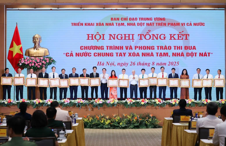 Chủ tịch Uỷ ban Trung ương MTTQ Việt Nam Đỗ Văn Chiến và Trưởng Ban Tuyên giáo và Dân vận Trung ương Nguyễn Trọng Nghĩa trao Bằng khen của Thủ tướng Chính phủ cho các tập thể có thành tích xuất sắc trong Phong trào thi đua “Cả nước chung tay xóa nhà tạm, nhà dột nát” - Ảnh: VGP/Nhật Bắc Chủ tịch Uỷ ban Trung ương MTTQ Việt Nam Đỗ Văn Chiến và Trưởng Ban Tuyên giáo và Dân vận Trung ương Nguyễn Trọng Nghĩa trao Bằng khen của Thủ tướng Chính phủ cho các tập thể có thành tích xuất sắc trong Phong trào thi đua “Cả nước chung tay xóa nhà tạm, nhà dột nát” - Ảnh: VGP/Nhật Bắc