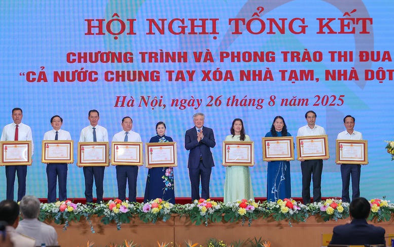 Phó Thủ tướng Thường trực Chính phủ Nguyễn Hòa Bình trao Huân chương Lao động hạng Ba cho các tập thể có thành tích xuất sắc thực hiện Chương trình và Phong trào thi đua Cả nước chung tay xóa nhà tạm, nhà dột nát trong năm 2025 - Ảnh: VGP/Nhật Bắc Phó Thủ tướng Thường trực Chính phủ Nguyễn Hòa Bình trao Huân chương Lao động hạng Ba cho các tập thể có thành tích xuất sắc thực hiện Chương trình và Phong trào thi đua "Cả nước chung tay xóa nhà tạm, nhà dột nát trong năm 2025" - Ảnh: VGP/Nhật Bắc