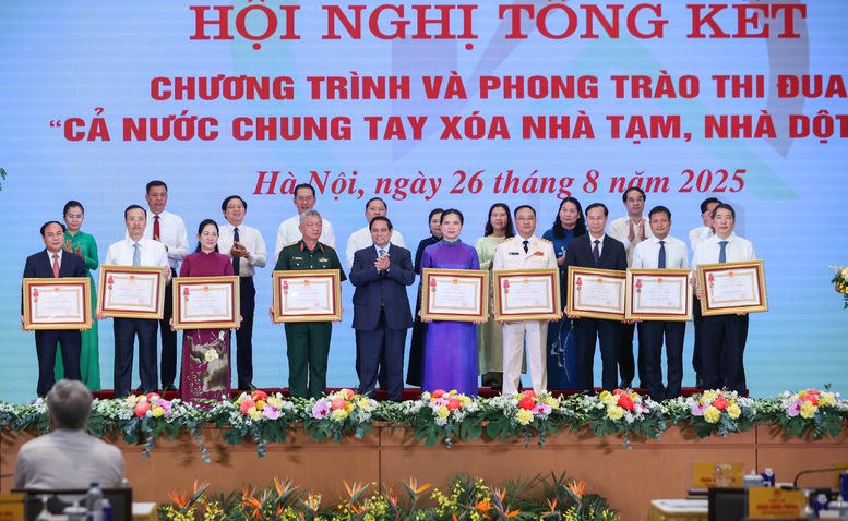 Thủ tướng trao Huân chương Lao động hạng Ba cho các tập thể có thành tích xuất sắc thực hiện Chương trình và Phong trào thi đua Cả nước chung tay xóa nhà tạm, nhà dột nát trong năm 2025 - Ảnh: VGP/Nhật Bắc Thủ tướng trao Huân chương Lao động hạng Ba cho các tập thể có thành tích xuất sắc thực hiện Chương trình và Phong trào thi đua "Cả nước chung tay xóa nhà tạm, nhà dột nát trong năm 2025" - Ảnh: VGP/Nhật Bắc