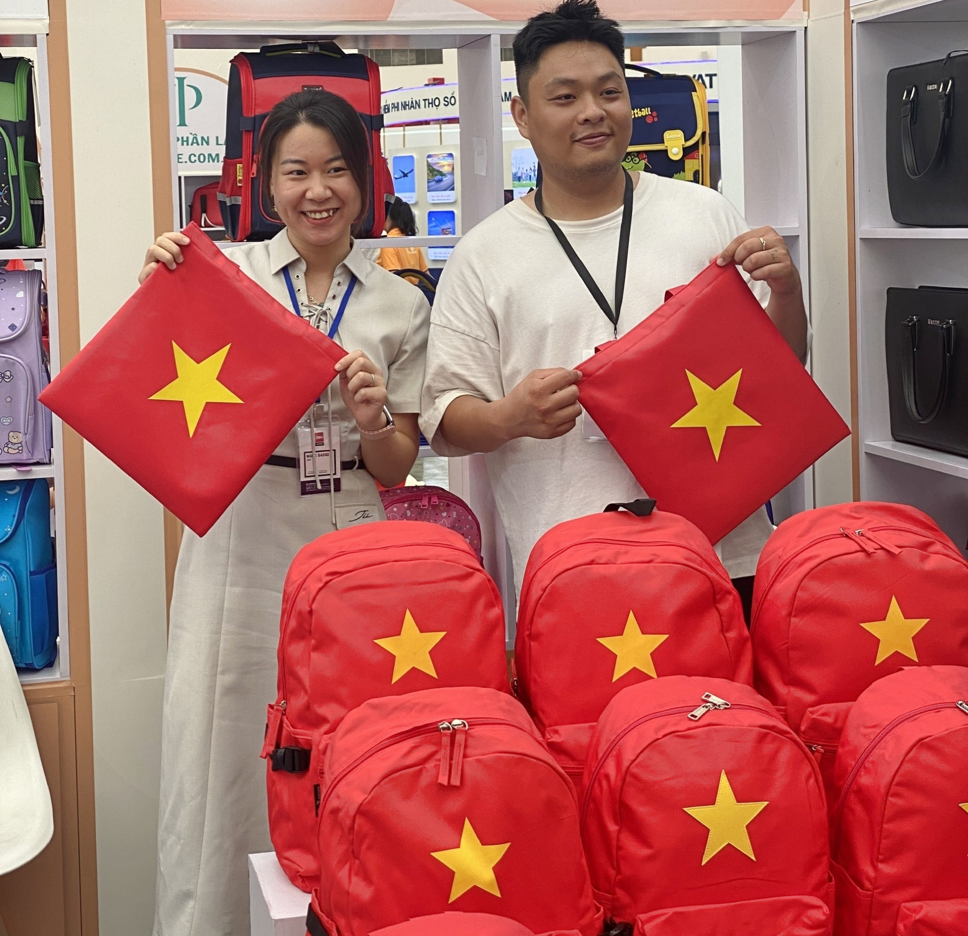Khách hàng thích thú với những sản phẩm túi có in hình quốc kỳ cờ đỏ sao vàng. Khách hàng thích thú với những sản phẩm túi có in hình quốc kỳ cờ đỏ sao vàng.