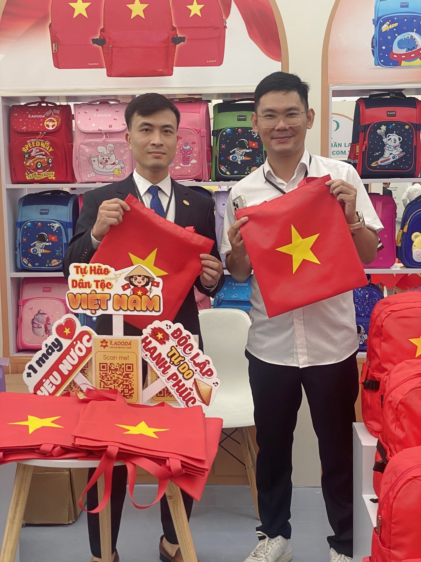 Sắc đỏ sao vàng phủ khắp Triển lãm Quốc gia: Câu chuyện đằng sau 2.000 chiếc ‘túi tự hào’ được phát miễn phí - Ảnh 3 Sắc đỏ sao vàng phủ khắp Triển lãm Quốc gia: Câu chuyện đằng sau 2.000 chiếc ‘túi tự hào’ được phát miễn phí - Ảnh 3