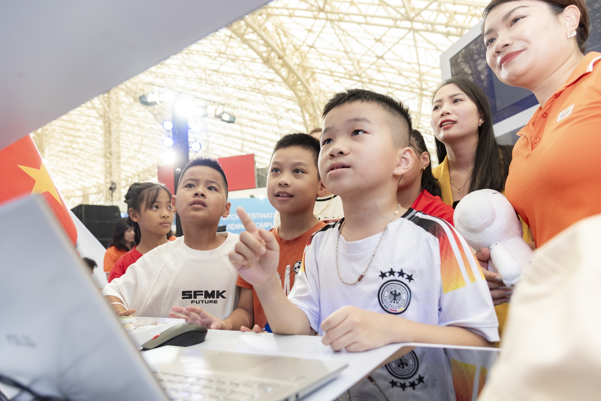 Các bạn nhỏ hào hứng tại gian hàng sản phẩm VioEdu và Meduverse Các bạn nhỏ hào hứng tại gian hàng sản phẩm VioEdu và Meduverse