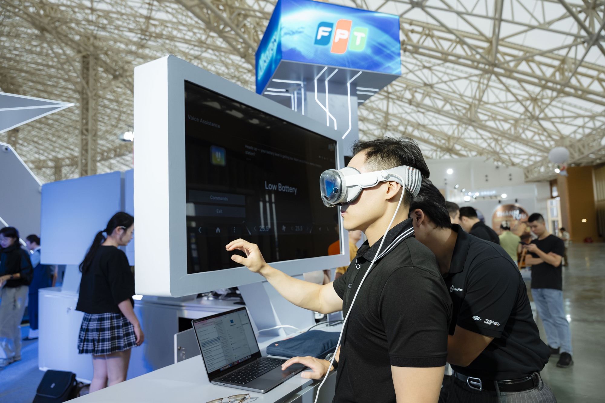 Showcase trải nghiệm sản phẩm akaVerse_ Công nghệ AR_VR và Scan 3D Laser Showcase trải nghiệm sản phẩm akaVerse_ Công nghệ AR_VR và Scan 3D Laser
