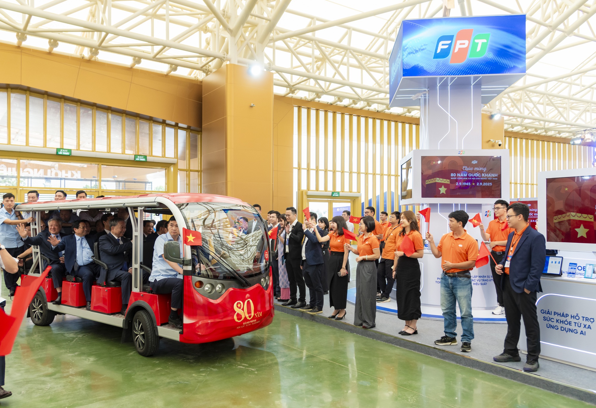 Gian hàng triển lãm của FPT đón chào Tổng Bí thư Tô Lâm và Thủ tướng Phạm Minh Chính Gian hàng triển lãm của FPT đón chào Tổng Bí thư Tô Lâm và Thủ tướng Phạm Minh Chính