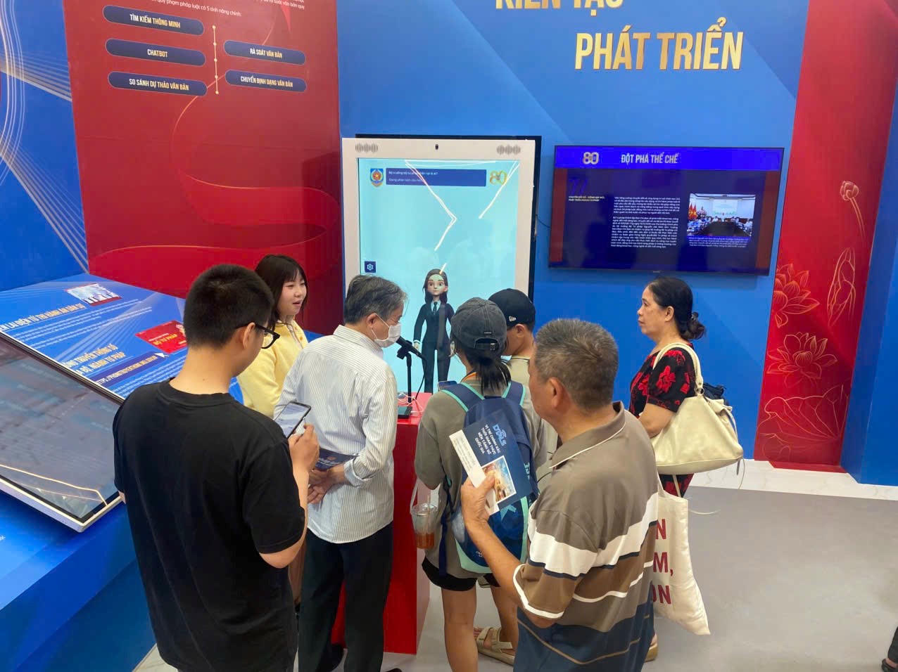 Người dân thăm quan gian trưng bày của Bộ Tư pháp và trải nghiệm AI pháp luật Người dân thăm quan gian trưng bày của Bộ Tư pháp và trải nghiệm AI pháp luật