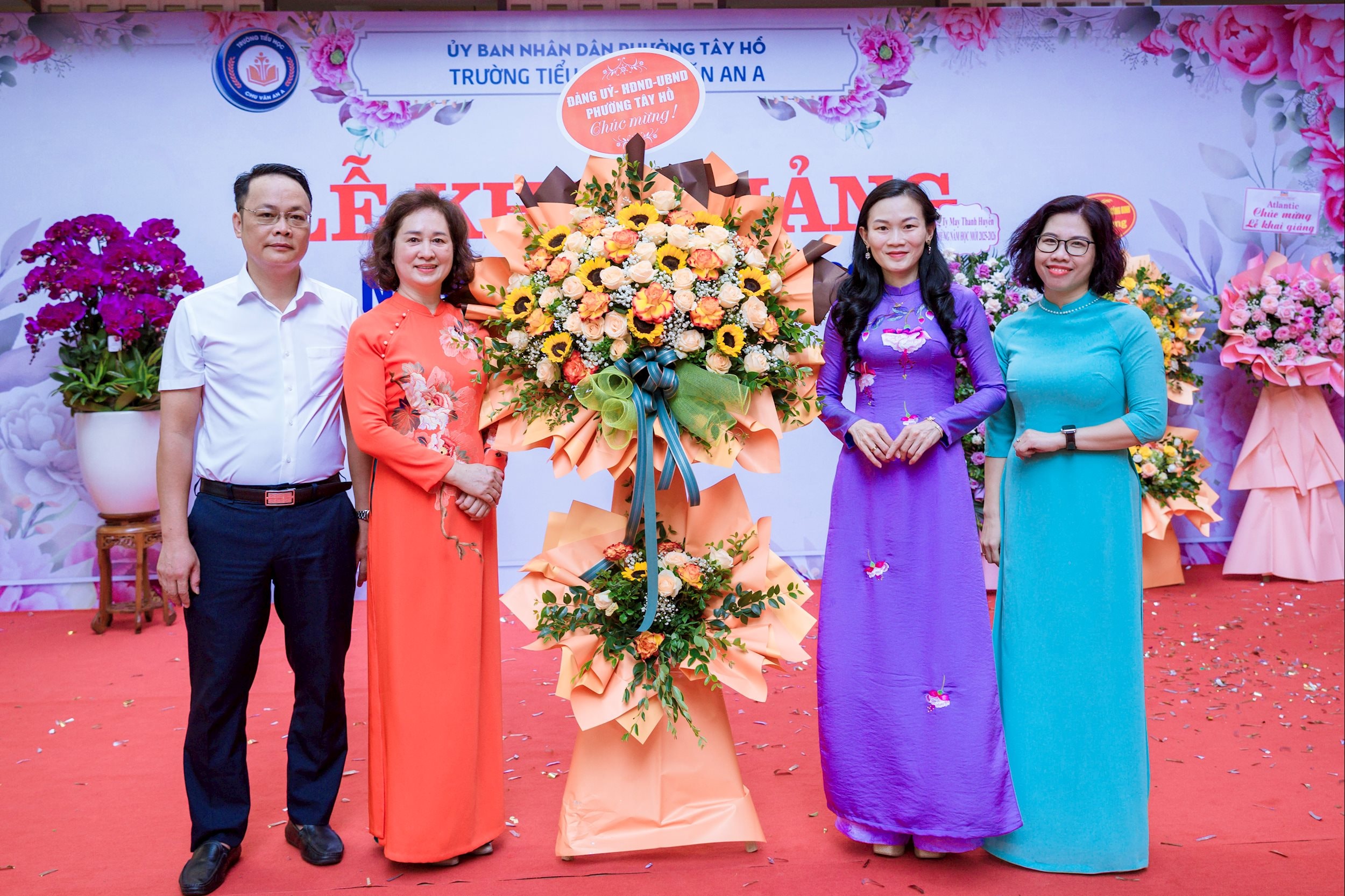 Bà Chử Phùng Lệ Giang – Trưởng phòng Văn hóa – Xã hội phường Tây Hồ và ông Nguyễn Hải Linh – Phó Trưởng phòng Kinh tế, Hạ tầng đô thị phường Tây Hồ chúc mừng nhà trường. Bà Chử Phùng Lệ Giang – Trưởng phòng Văn hóa – Xã hội phường Tây Hồ và ông Nguyễn Hải Linh – Phó Trưởng phòng Kinh tế, Hạ tầng đô thị phường Tây Hồ chúc mừng nhà trường.