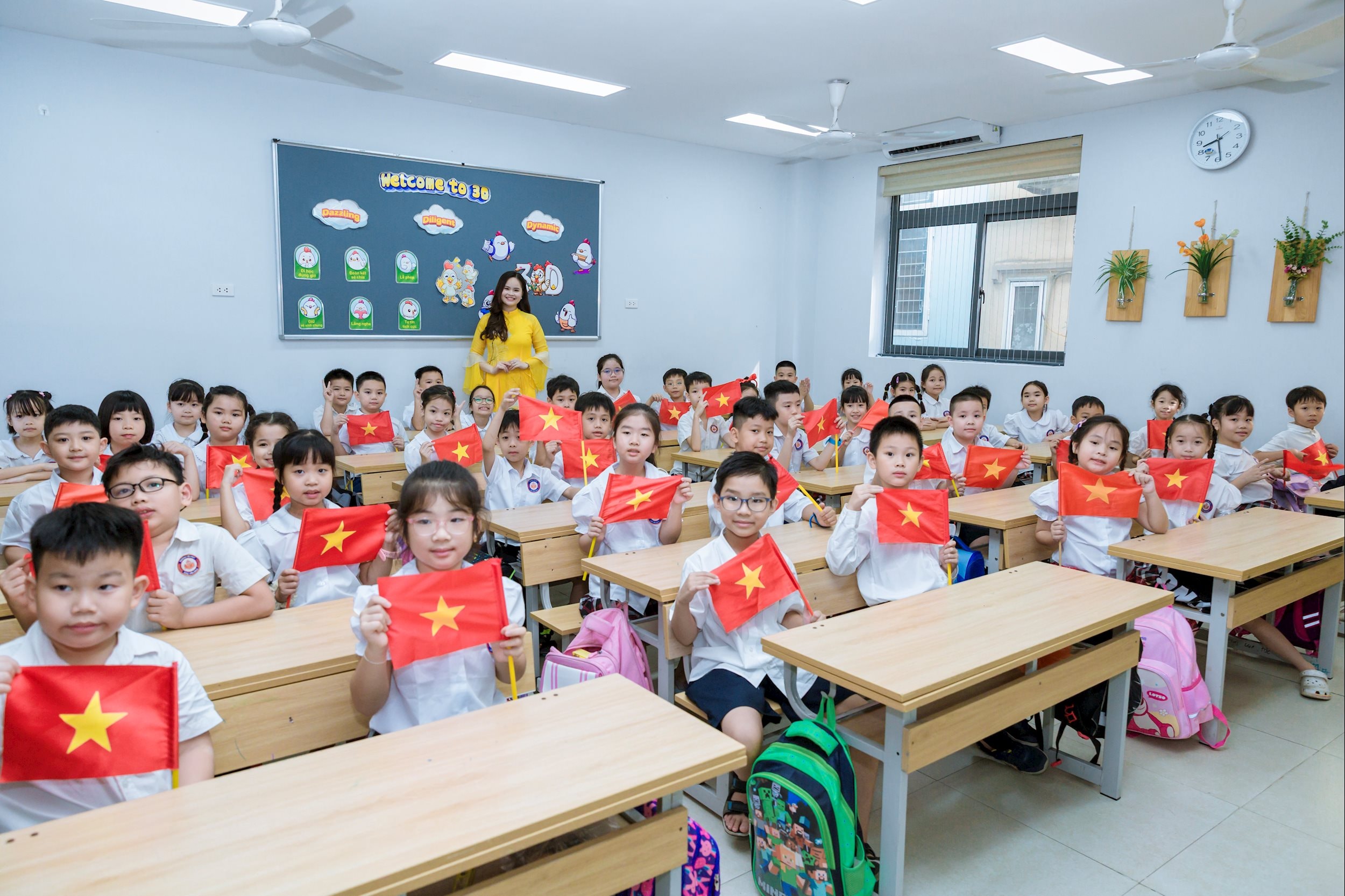 6 / 13Rạng rỡ trong lớp học, cùng cờ Tổ quốc. 6 / 13Rạng rỡ trong lớp học, cùng cờ Tổ quốc.