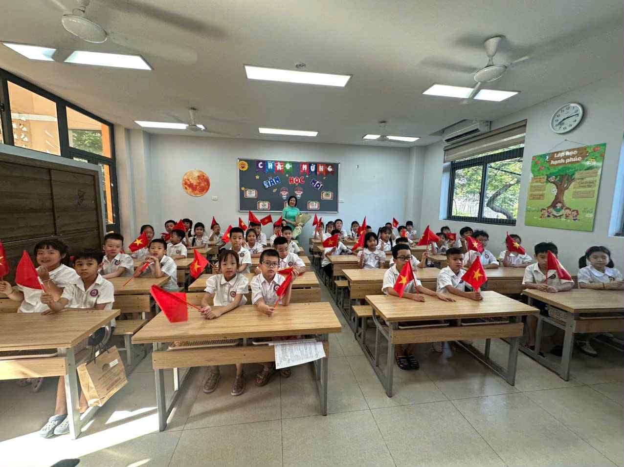 Học sinh lớp 2D Trường Tiểu học Chu Văn An A trong ngày khai giảng, rạng rỡ niềm vui bước vào năm học mới. Học sinh lớp 2D Trường Tiểu học Chu Văn An A trong ngày khai giảng, rạng rỡ niềm vui bước vào năm học mới.