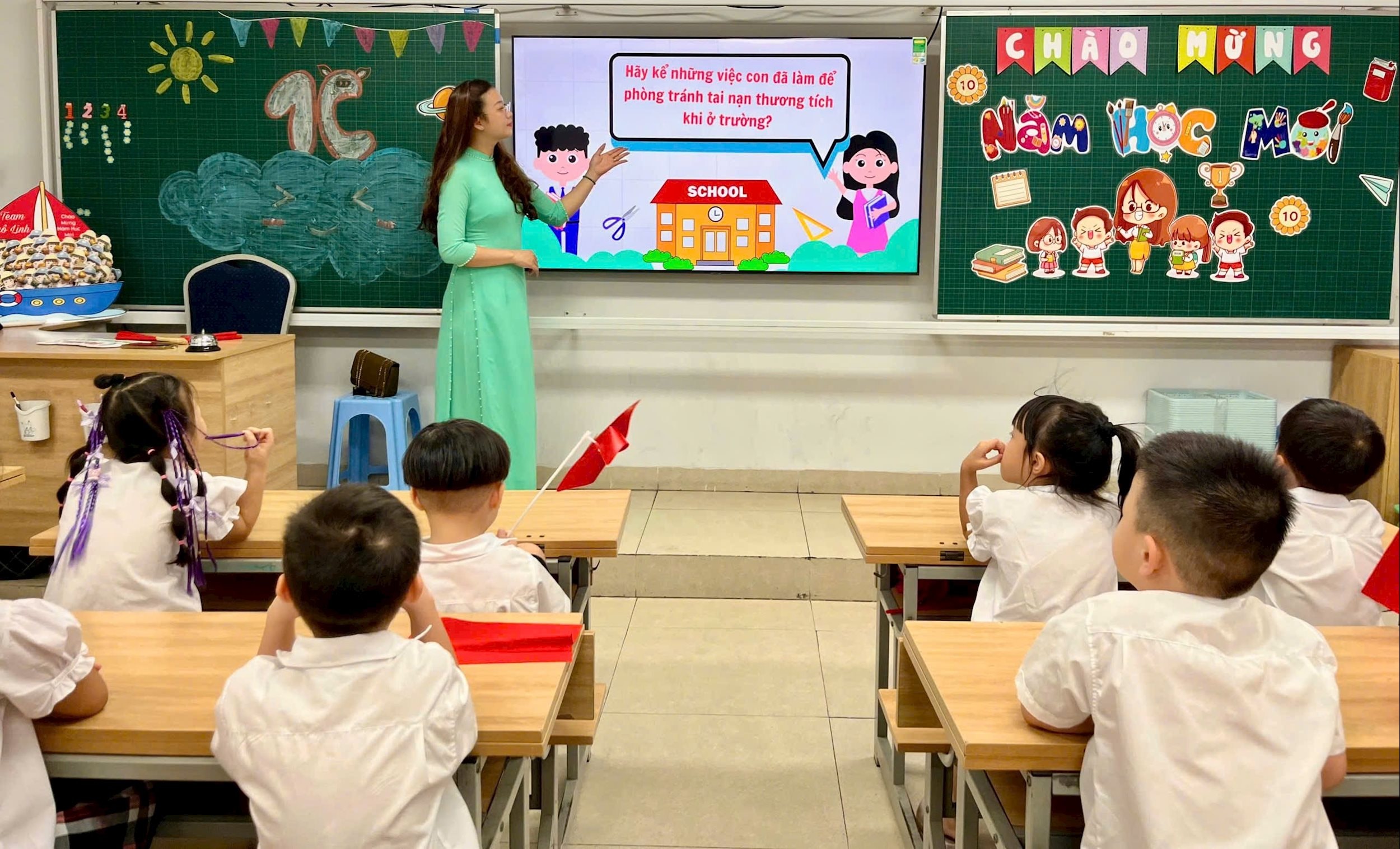 Học sinh hào hứng chia sẻ những việc đã làm để phòng tránh tai nạn thương tích trong giờ học đầu năm. Học sinh hào hứng chia sẻ những việc đã làm để phòng tránh tai nạn thương tích trong giờ học đầu năm.
