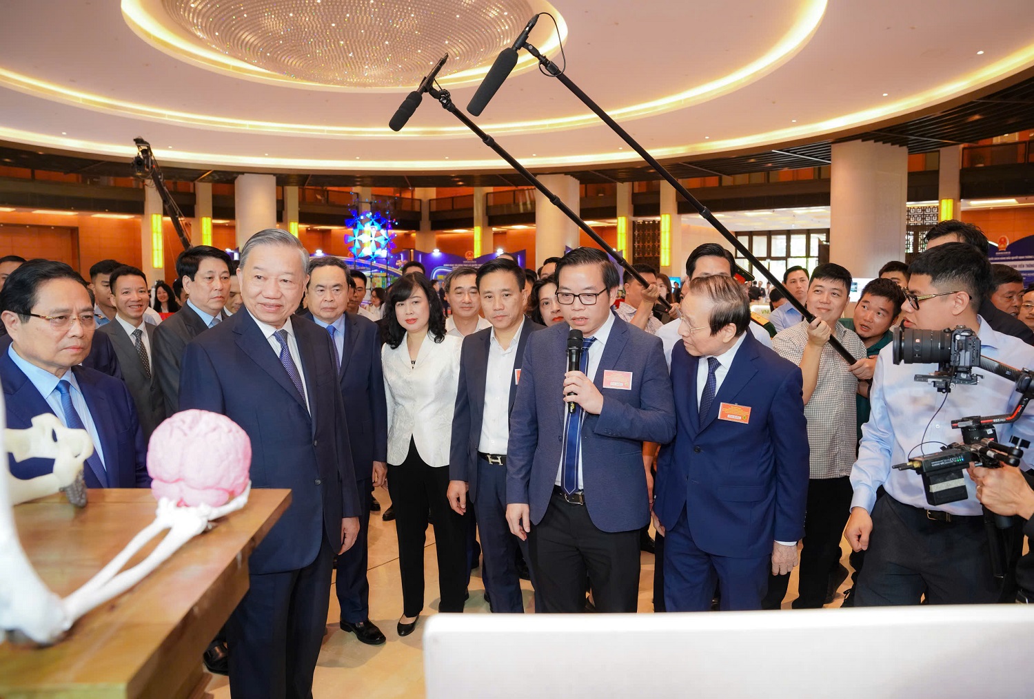 GS.TS Trần Trung Dũng (cầm mic) giới thiệu những công nghệ y tế tiên tiến của Vinmec với các đại biểu.  