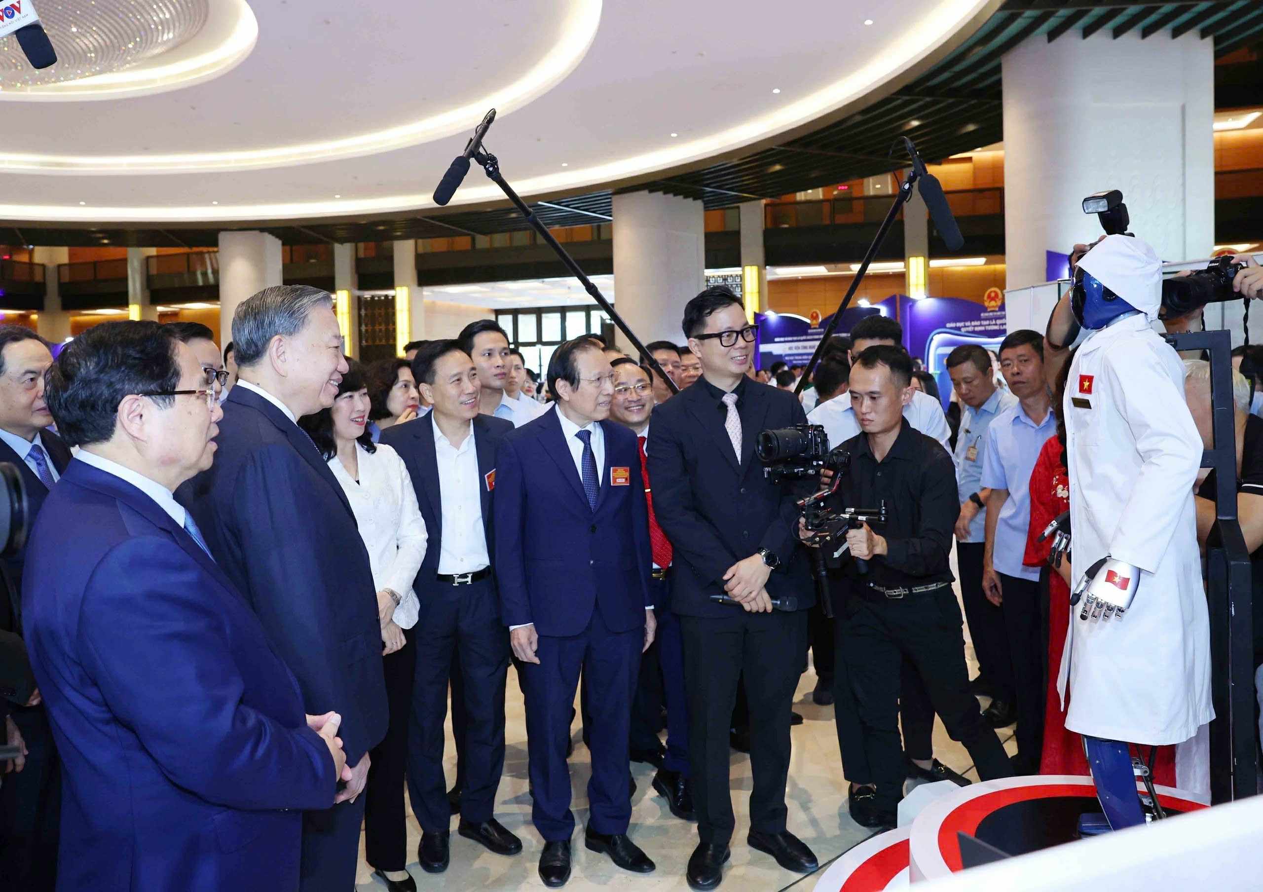Lãnh đạo Đảng, Nhà nước và các đại biểu tương tác với Robot y tế VinMotion.  