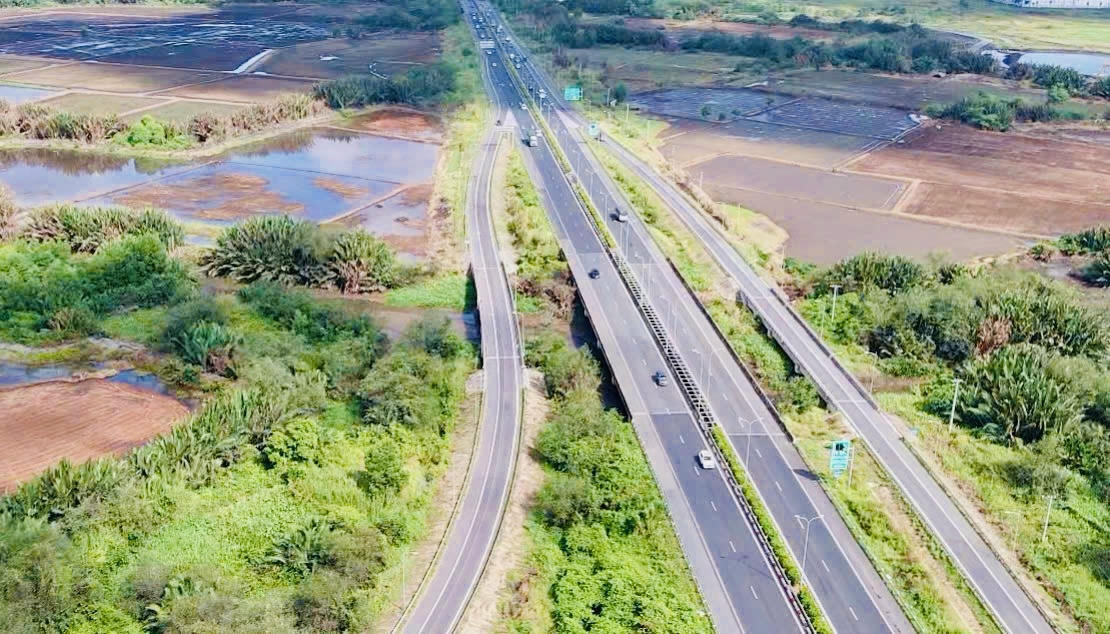 Dự án mở rộng cao tốc TP.HCM - Long Thành là công trình trọng điểm quốc gia do VEC làm chủ đầu tư. Dự án mở rộng cao tốc TP.HCM - Long Thành là công trình trọng điểm quốc gia do VEC làm chủ đầu tư.