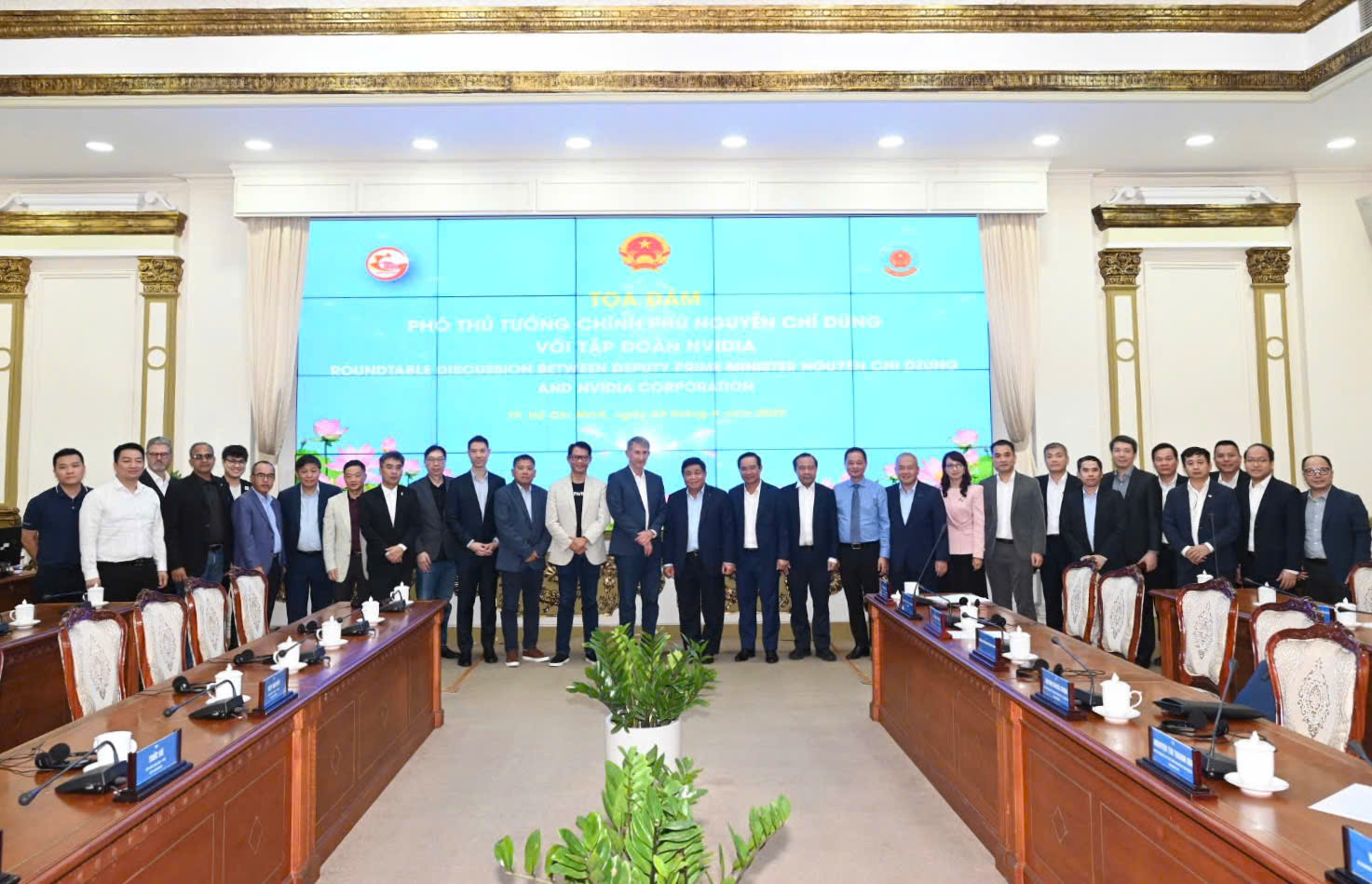 Phó Thủ tướng cùng các đại biểu dự Tọa đàm - Ảnh: VGP/Thu Sa