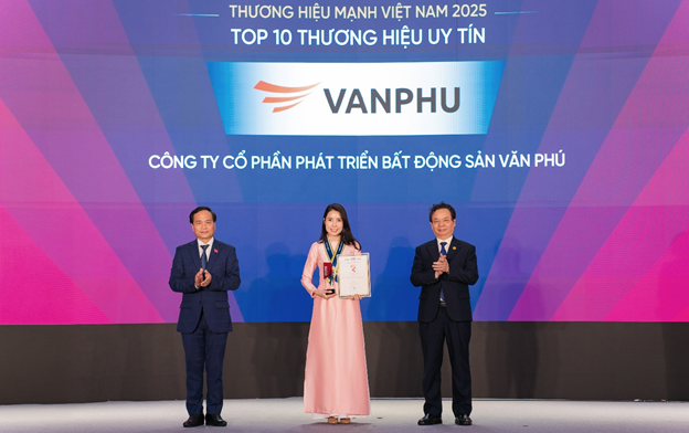 Đại diện Văn Phú nhận vinh danh Top 10 Thương hiệu mạnh Việt Nam – Thương hiệu uy tín 2025  