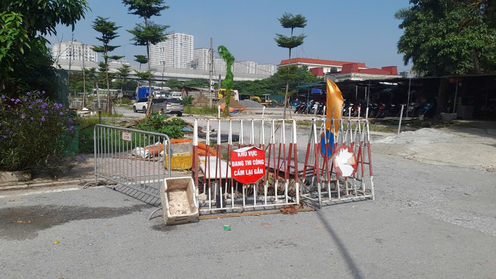Hình ảnh hố sụt lún đã quây hàng rào bảo vệ và có cảnh báo cuối tháng 9. Hình ảnh hố sụt lún đã quây hàng rào bảo vệ và có cảnh báo cuối tháng 9.