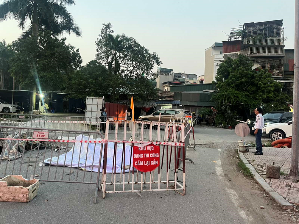 Hình ảnh hàng rào quây được mở rộng, gắn biển cảnh báo và có bảo vệ trực. Hình ảnh hàng rào quây được mở rộng, gắn biển cảnh báo và có bảo vệ trực.