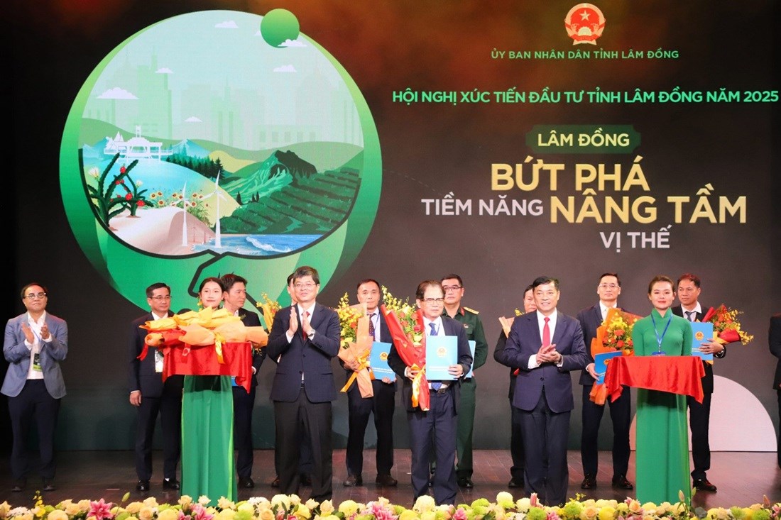 Lãnh đạo Hóa chất Đức Giang trong Hội nghị xúc tiến đầu tư tỉnh Lâm Đồng. Ảnh: DGC. Lãnh đạo Hóa chất Đức Giang trong Hội nghị xúc tiến đầu tư tỉnh Lâm Đồng. Ảnh: DGC.