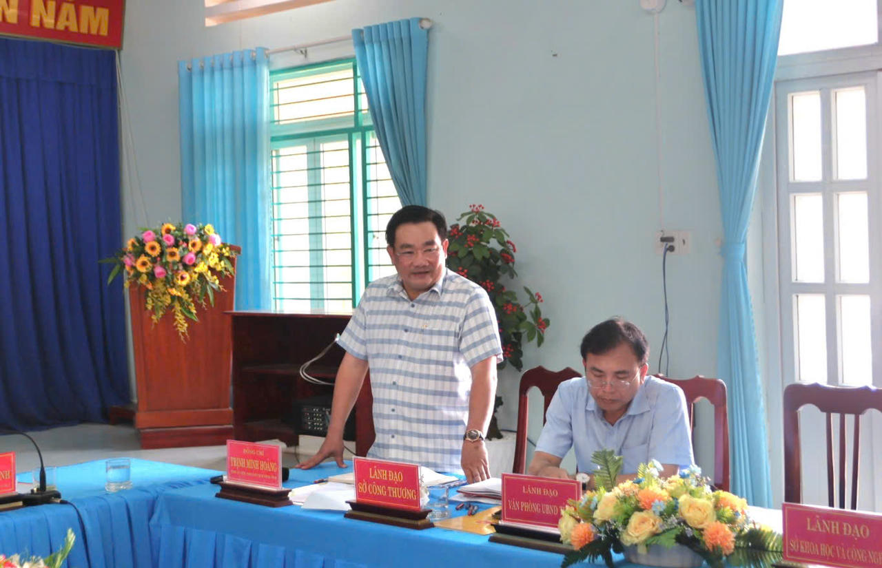 Ông Trịnh Minh Hoàng, Phó Chủ tịch UBND tỉnh Khánh Hòa, phát biểu tại buổi làm việc. Ông Trịnh Minh Hoàng, Phó Chủ tịch UBND tỉnh Khánh Hòa, phát biểu tại buổi làm việc.