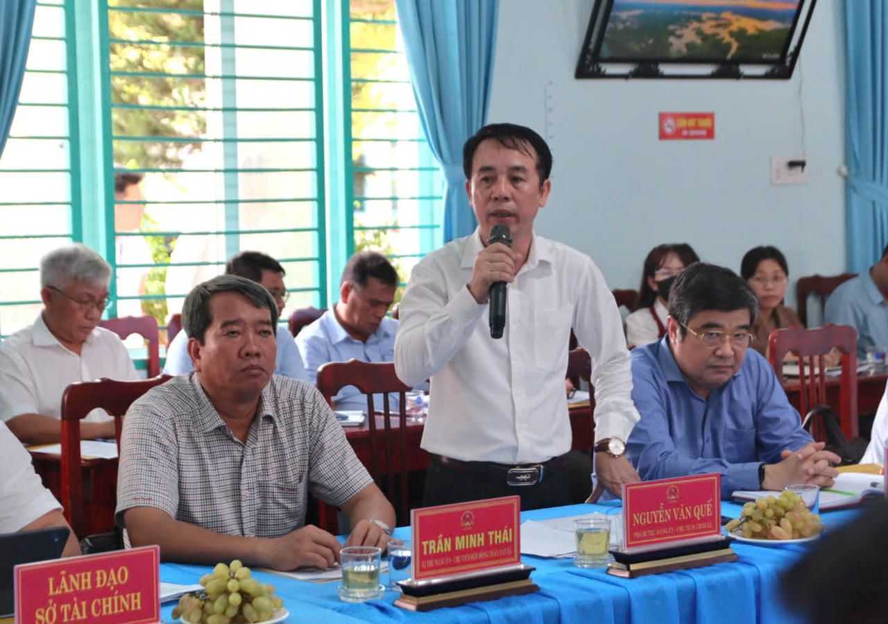 Chủ tịch UBND xã Vĩnh Hải Nguyễn Văn Quế phát biểu, báo cáo tại buổi làm việc của Đoàn công tác. Chủ tịch UBND xã Vĩnh Hải Nguyễn Văn Quế phát biểu, báo cáo tại buổi làm việc của Đoàn công tác.